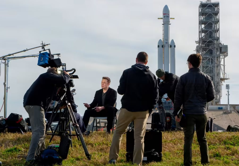 Ăn tối cùng Elon Musk: Tiết lộ ‘con người thật’ của tỷ phú giàu nhất hành tinh, ‘kẻ phá bĩnh’ trên Twitter, doanh nhân vĩ đại bậc nhất lịch sử - Ảnh 2. Ăn tối cùng Elon Musk: Tiết lộ ‘con người thật’ của tỷ phú giàu nhất hành tinh, ‘kẻ phá bĩnh’ trên Twitter, doanh nhân vĩ đại bậc nhất lịch sử - Ảnh 2.