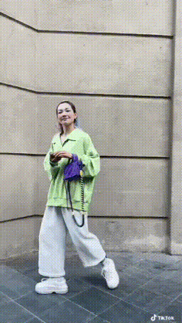 Muốn khoe dáng chuẩn selfie, đã có hướng dẫn tinh ý đến từ Galaxy Z - Ảnh 5. Muốn khoe dáng chuẩn selfie, đã có hướng dẫn tinh ý đến từ Galaxy Z - Ảnh 5.