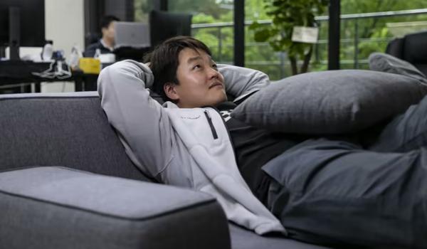 Do Kwon lần đầu lộ diện sau lệnh truy nã đỏ - Ảnh 1. Do Kwon lần đầu lộ diện sau lệnh truy nã đỏ - Ảnh 1.