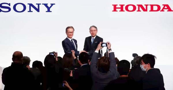 Chiến lược 'buôn vũ khí' đỉnh cao của Sony: Biết không đấu lại Apple vẫn làm điện thoại, sau Tesla 18 năm vẫn tự tin sản xuất ô tô - Ảnh 1. Chiến lược 'buôn vũ khí' đỉnh cao của Sony: Biết không đấu lại Apple vẫn làm điện thoại, sau Tesla 18 năm vẫn tự tin sản xuất ô tô - Ảnh 1.