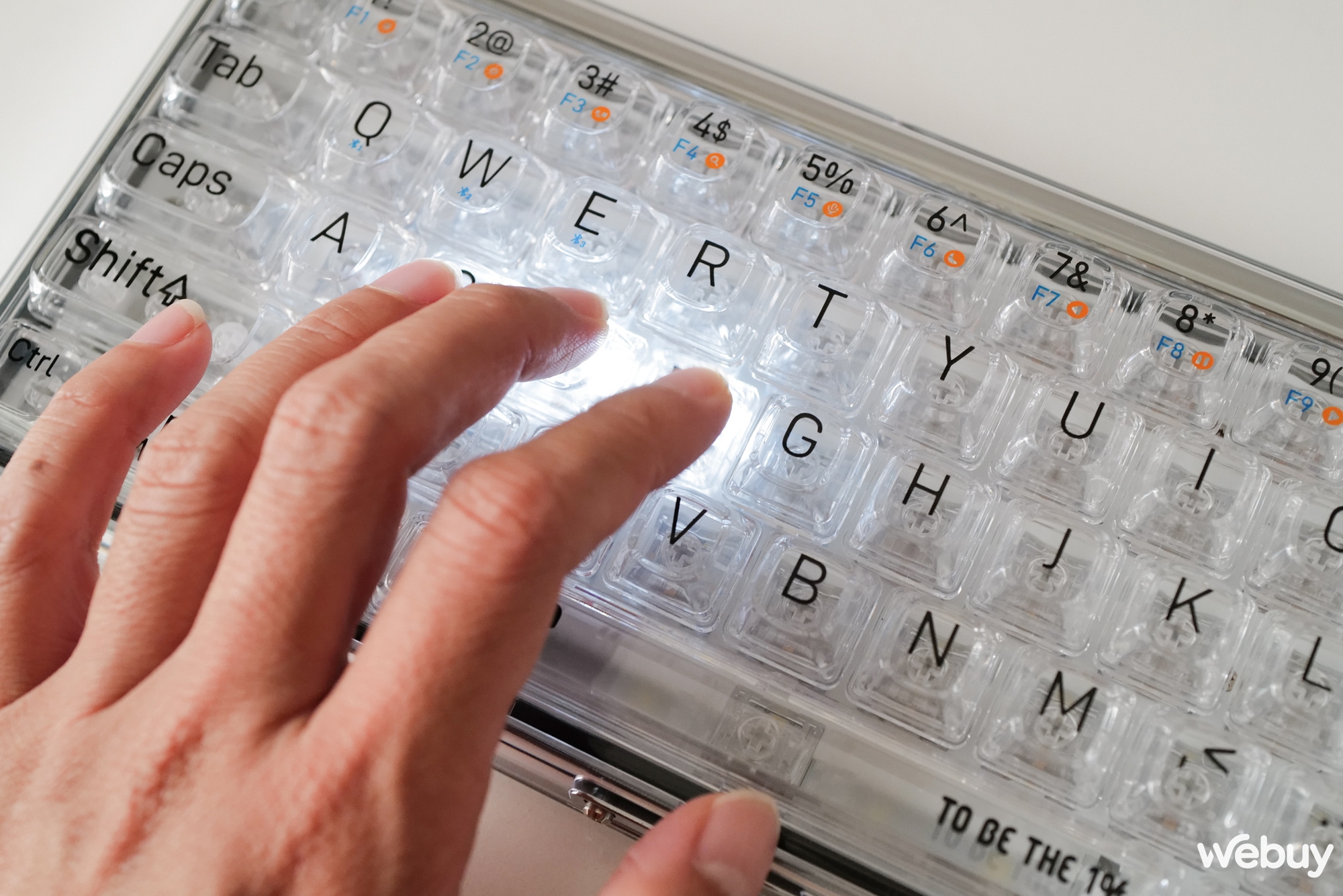 Trên tay bàn phím Lofree To Be The 1%: Điểm độc lạ nằm ở sự trong suốt - Ảnh 13. Trên tay bàn phím Lofree To Be The 1%: Điểm độc lạ nằm ở sự trong suốt - Ảnh 13.