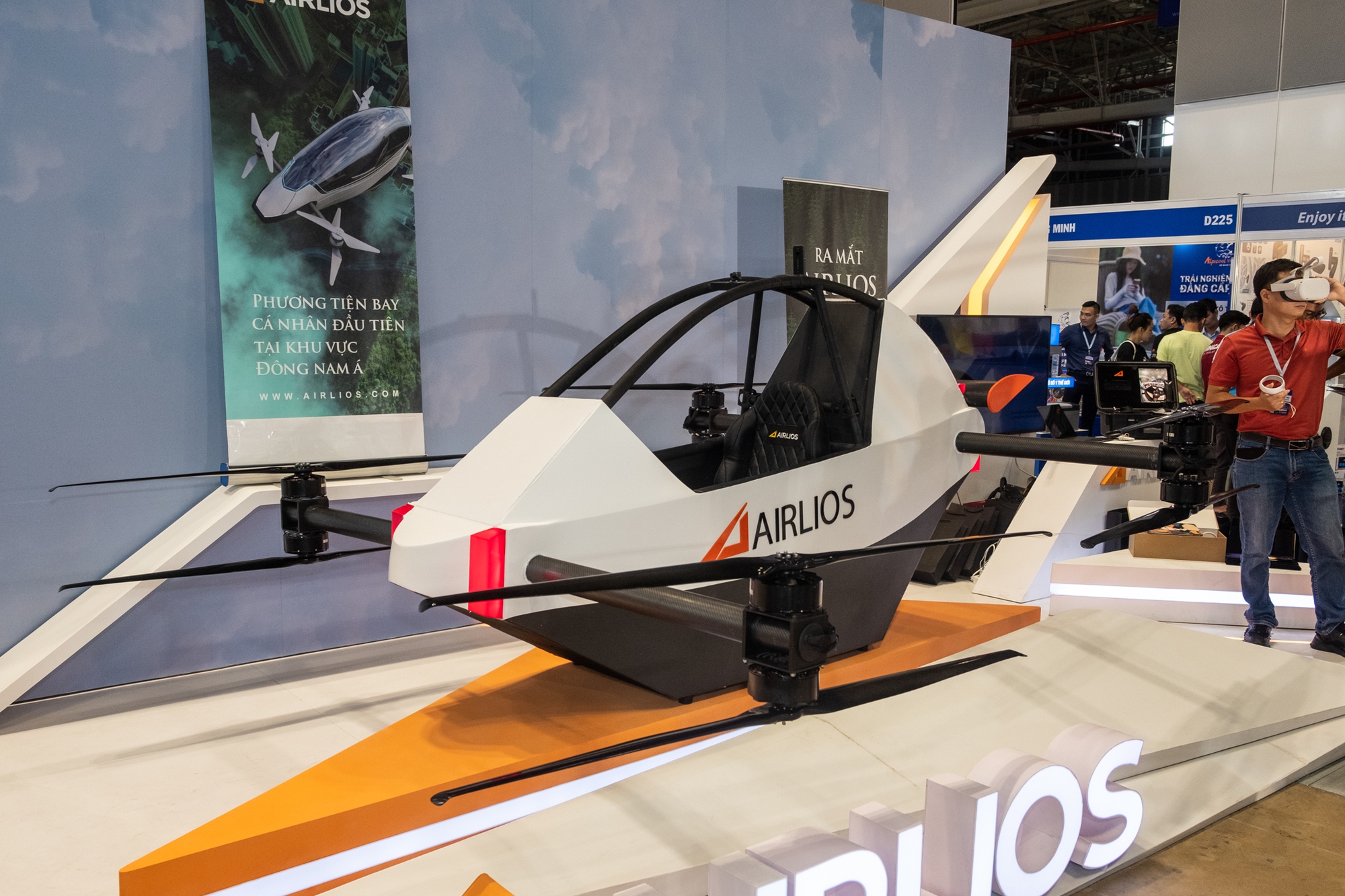 Start-up Việt chào bán mô tô bay tại Việt Nam: Giá trên 2 tỷ, 4 mẫu, đã bay thử 1.000 km ở Hà Nội và miền Tây - Ảnh 1. Start-up Việt chào bán mô tô bay tại Việt Nam: Giá trên 2 tỷ, 4 mẫu, đã bay thử 1.000 km ở Hà Nội và miền Tây - Ảnh 1.