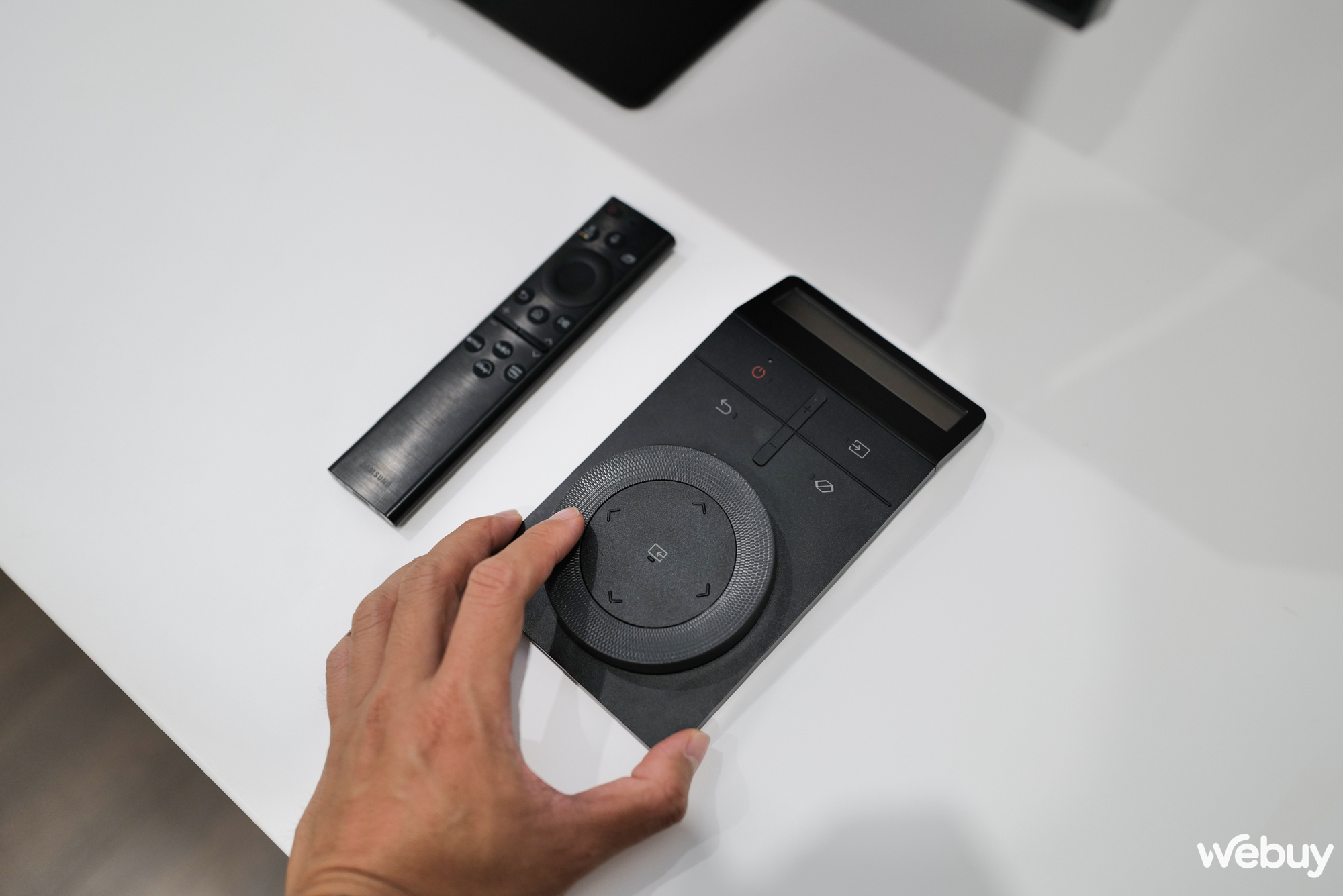 Bỏ gần 80 triệu đồng mua màn hình chơi game cao cấp, bạn có dám không? - Ảnh 16. Bỏ gần 80 triệu đồng mua màn hình chơi game cao cấp, bạn có dám không? - Ảnh 16.