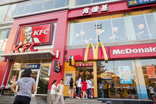 McDonald và KFC là “kỳ phùng địch thủ” nhưng tuyệt nhiên không thể sống xa nhau: Lý do nằm ở logic kinh doanh đỉnh cao! - Ảnh 3. McDonald và KFC là “kỳ phùng địch thủ” nhưng tuyệt nhiên không thể sống xa nhau: Lý do nằm ở logic kinh doanh đỉnh cao! - Ảnh 3.