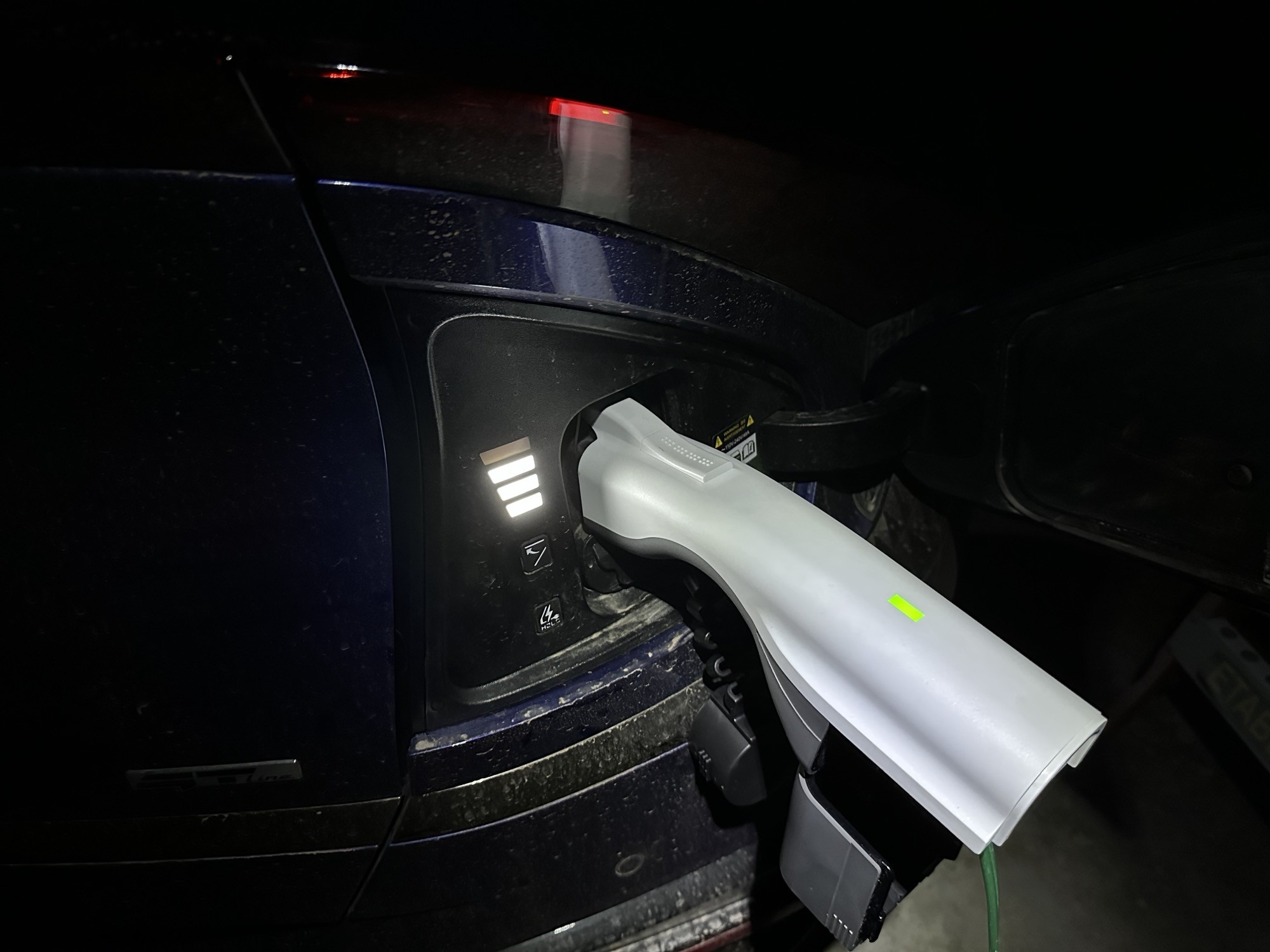 Dùng Kia EV6 sạc lại thiết bị gia dụng trong 8 ngày mất điện sau bão - Ảnh 2. Dùng Kia EV6 sạc lại thiết bị gia dụng trong 8 ngày mất điện sau bão - Ảnh 2.