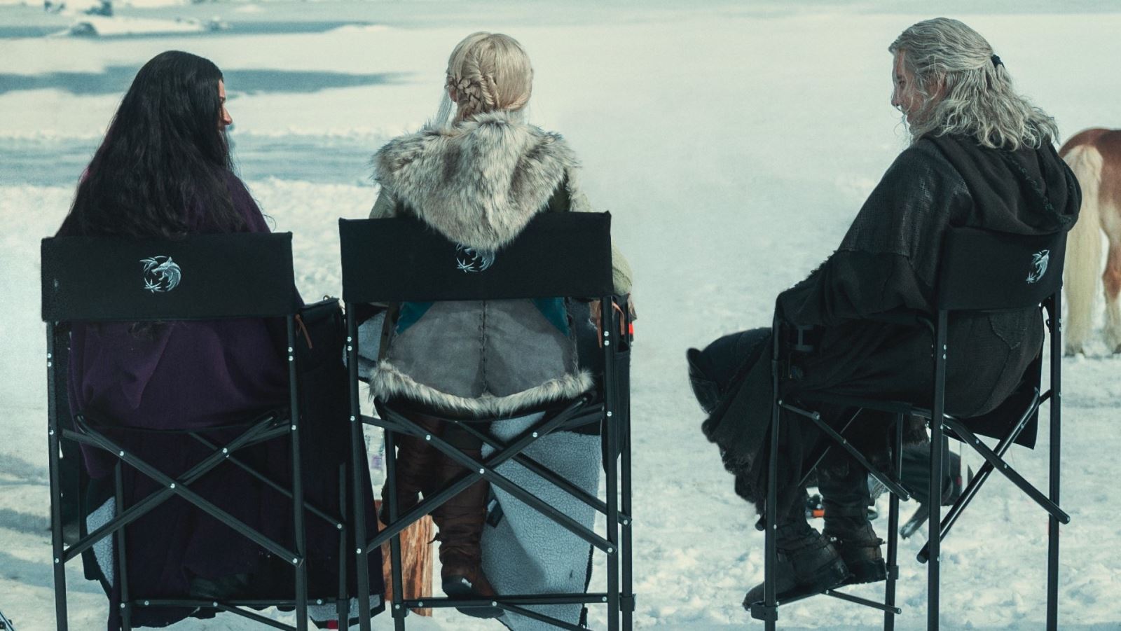 Netflix bất ngờ đưa tin 'em trai Thor' sẽ thay thế Henry Cavill trong 'The Witcher' m&ugrave;a 4 - Ảnh 2.