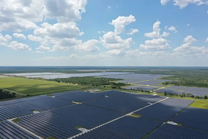 Nhờ năng lượng mặt trời, một thị trấn ở Mỹ gây bất ngờ với hình ảnh ‘luôn sáng đèn giữa con bão’ - Ảnh 2. Nhờ năng lượng mặt trời, một thị trấn ở Mỹ gây bất ngờ với hình ảnh ‘luôn sáng đèn giữa con bão’ - Ảnh 2.