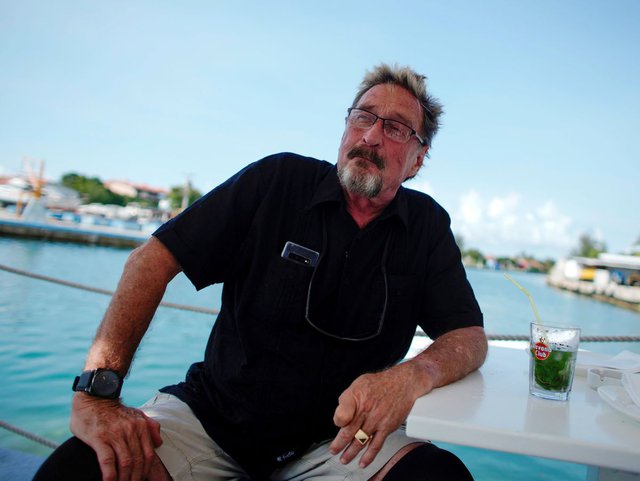 Bi kịch cuộc đời của "huyền thoại bảo mật": 1 bước trở thành triệu phú lẫy lừng nhưng vì lắm tài nhiều tật, kết thúc cuộc đời trong tăm tối - Ảnh 2. Bi kịch cuộc đời của "huyền thoại bảo mật": 1 bước trở thành triệu phú lẫy lừng nhưng vì lắm tài nhiều tật, kết thúc cuộc đời trong tăm tối - Ảnh 2.