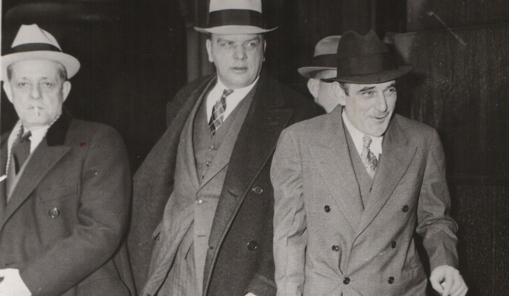 “Siêu bịp" chưa có đối thủ trong lịch sử: Bán đồng nát tháp Eiffel 2 lần trót lọt, hô biến giấy thành tiền, đến trùm xã hội đen cũng tin lời răm rắp - Ảnh 3. “Siêu bịp" chưa có đối thủ trong lịch sử: Bán đồng nát tháp Eiffel 2 lần trót lọt, hô biến giấy thành tiền, đến trùm xã hội đen cũng tin lời răm rắp - Ảnh 3.