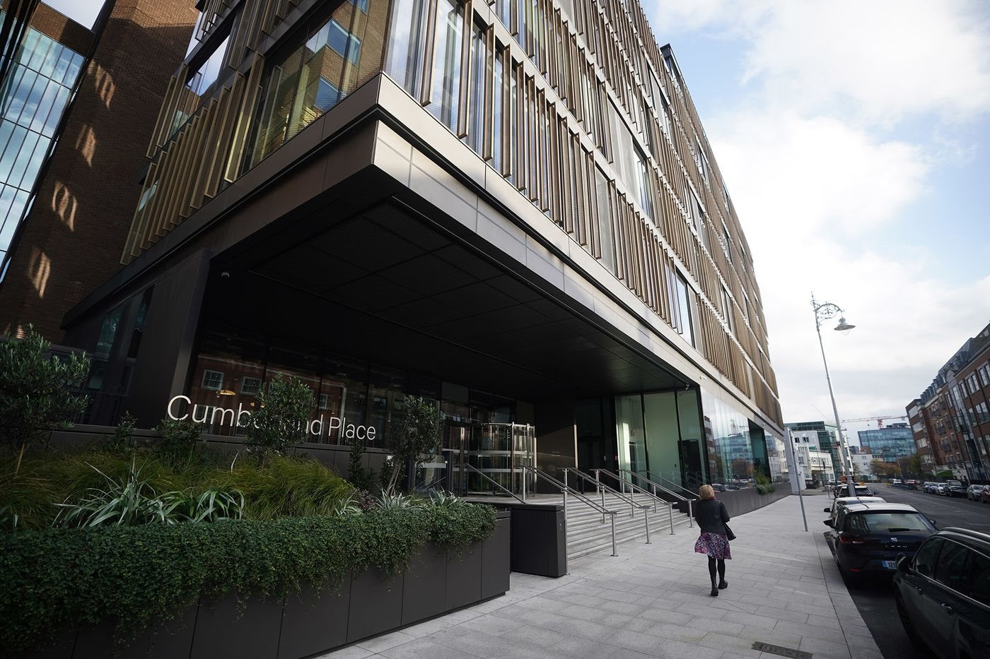 Elon Musk lại đẩy nhân viên Twitter vào thế tiến thoái lưỡng nan: 500 người phải đến trụ sở châu Âu nhưng thành phố này cạn sạch nhà ở - Ảnh 1. Elon Musk lại đẩy nhân viên Twitter vào thế tiến thoái lưỡng nan: 500 người phải đến trụ sở châu Âu nhưng thành phố này cạn sạch nhà ở - Ảnh 1.