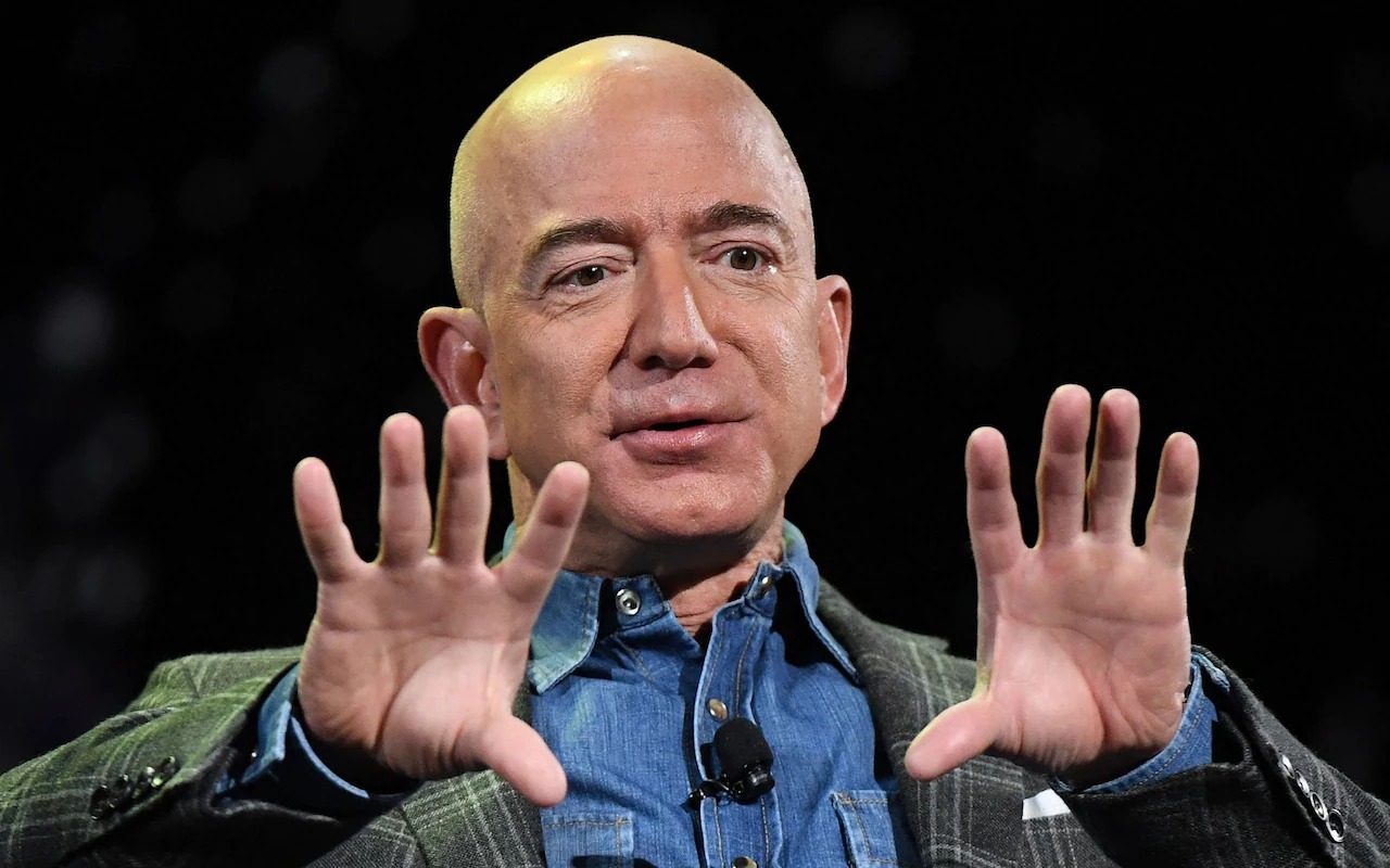 Tỷ phú Jeff Bezos khuyên mọi người 'giữ chặt túi tiền' trong mùa giảm giá cuối năm - Ảnh 1. Tỷ phú Jeff Bezos khuyên mọi người 'giữ chặt túi tiền' trong mùa giảm giá cuối năm - Ảnh 1.