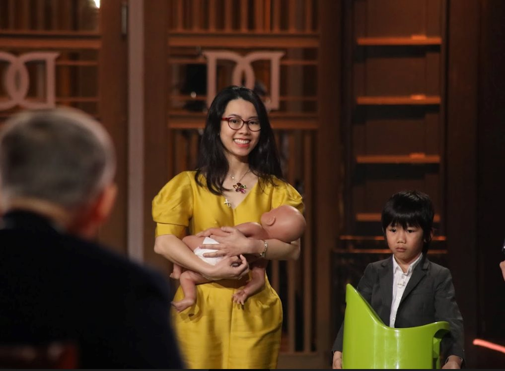 Mới “chân ướt chân ráo” đến Canada, tính bán bô kèm vòi xịt 2 triệu đồng, startup Việt Nam Boom Potty vẫn được 2 cá mập Canada tranh giành - Ảnh 1. Mới “chân ướt chân ráo” đến Canada, tính bán bô kèm vòi xịt 2 triệu đồng, startup Việt Nam Boom Potty vẫn được 2 cá mập Canada tranh giành - Ảnh 1.