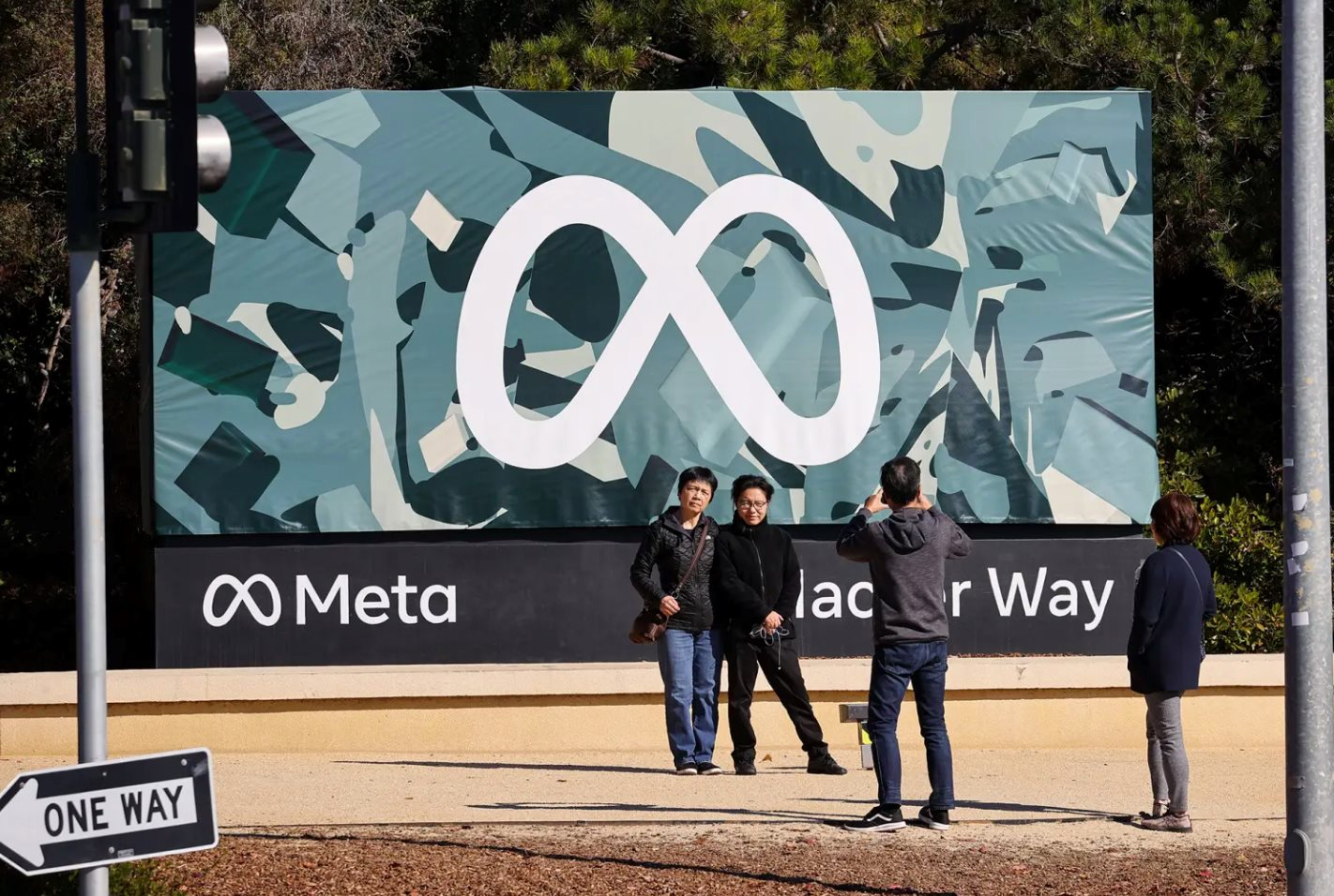 Rộ tin đồn Mark Zuckerberg sẽ từ chức vào năm sau - Ảnh 3. Rộ tin đồn Mark Zuckerberg sẽ từ chức vào năm sau - Ảnh 3.