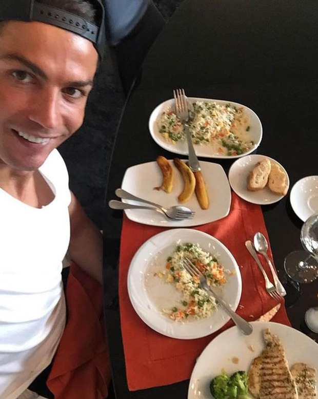 Siêu sao Ronaldo được đầu bếp thiết kế cả chục thực đơn riêng, tuyển Bồ Đào Nha cũng ăn kiêng nghiêm ngặt suốt mùa World Cup - Ảnh 4. Siêu sao Ronaldo được đầu bếp thiết kế cả chục thực đơn riêng, tuyển Bồ Đào Nha cũng ăn kiêng nghiêm ngặt suốt mùa World Cup - Ảnh 4.