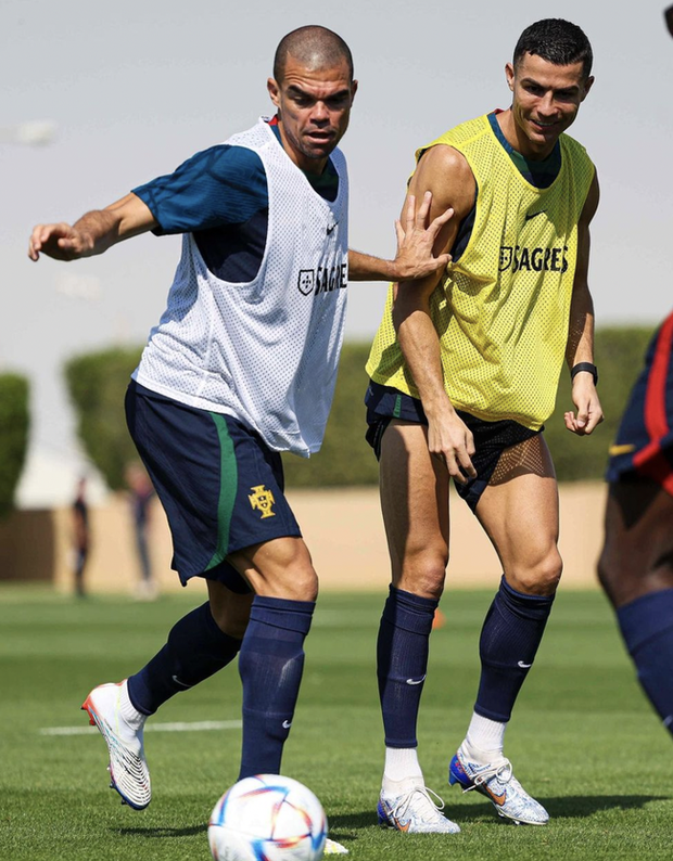 Siêu sao Ronaldo được đầu bếp thiết kế cả chục thực đơn riêng, tuyển Bồ Đào Nha cũng ăn kiêng nghiêm ngặt suốt mùa World Cup - Ảnh 2. Siêu sao Ronaldo được đầu bếp thiết kế cả chục thực đơn riêng, tuyển Bồ Đào Nha cũng ăn kiêng nghiêm ngặt suốt mùa World Cup - Ảnh 2.