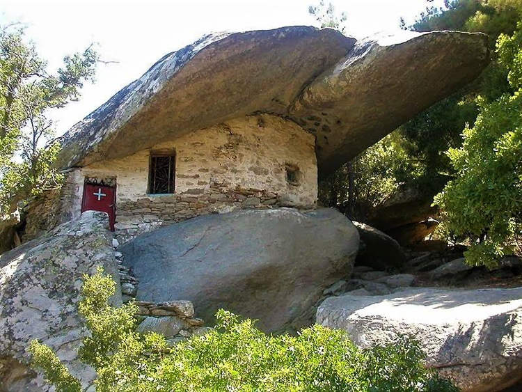 Những ngôi nhà đặc biệt này được tạo ra để chống cướp biển trên đảo Ikaria - Ảnh 1. Những ngôi nhà đặc biệt này được tạo ra để chống cướp biển trên đảo Ikaria - Ảnh 1.