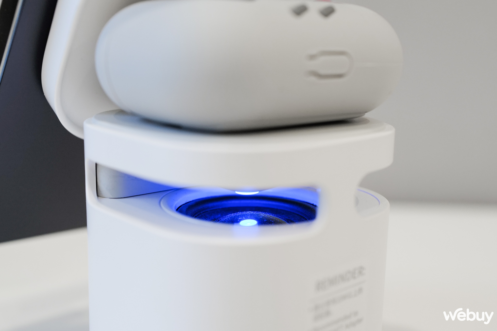 Đế sạc MagSafe 3 trong 1: Sạc cùng lúc iPhone và AirPods, tích hợp loa di động, giá chỉ hơn 600,000 đồng - Ảnh 6. Đế sạc MagSafe 3 trong 1: Sạc cùng lúc iPhone và AirPods, tích hợp loa di động, giá chỉ hơn 600,000 đồng - Ảnh 6.