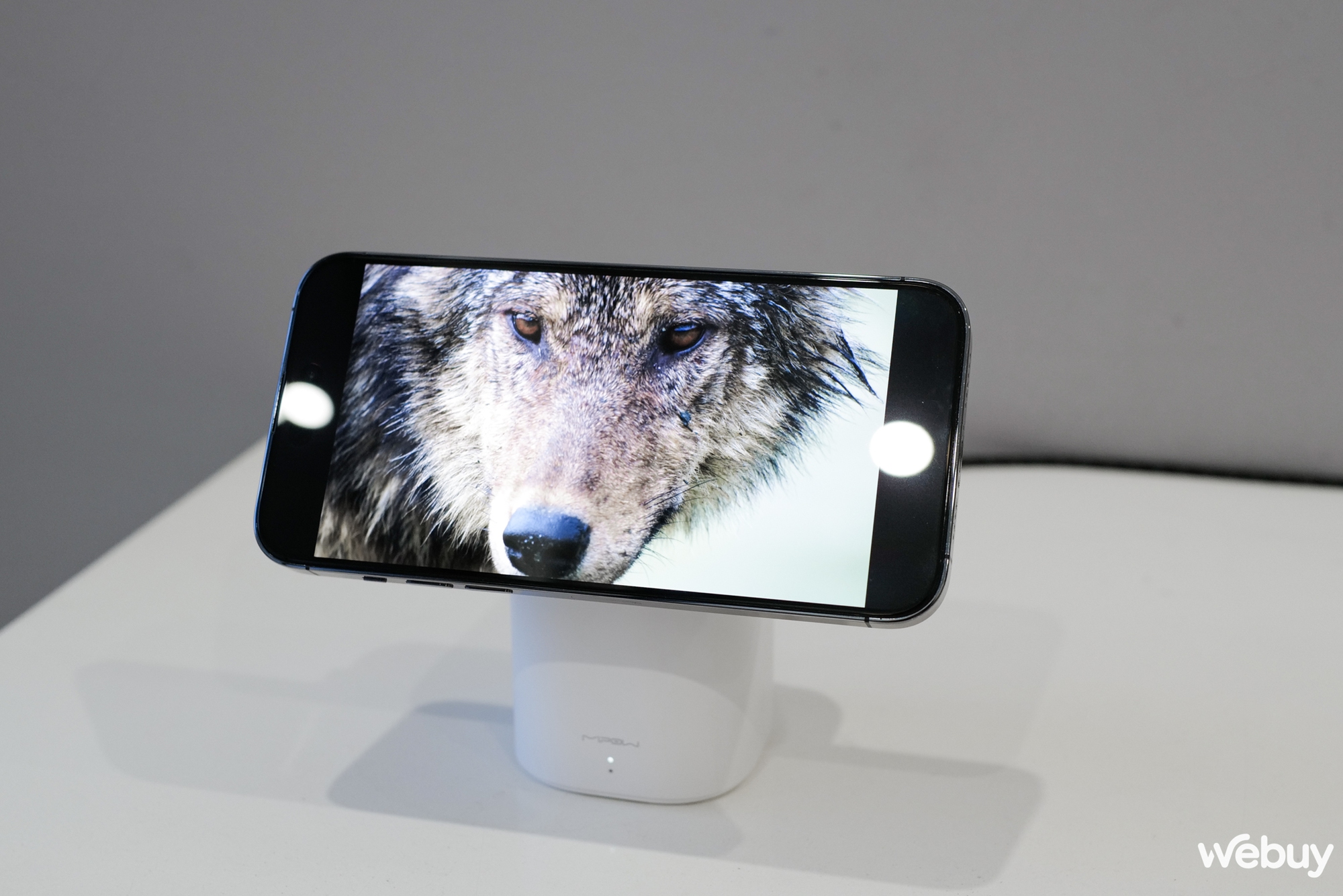 Đế sạc MagSafe 3 trong 1: Sạc cùng lúc iPhone và AirPods, tích hợp loa di động, giá chỉ hơn 600,000 đồng - Ảnh 9. Đế sạc MagSafe 3 trong 1: Sạc cùng lúc iPhone và AirPods, tích hợp loa di động, giá chỉ hơn 600,000 đồng - Ảnh 9.