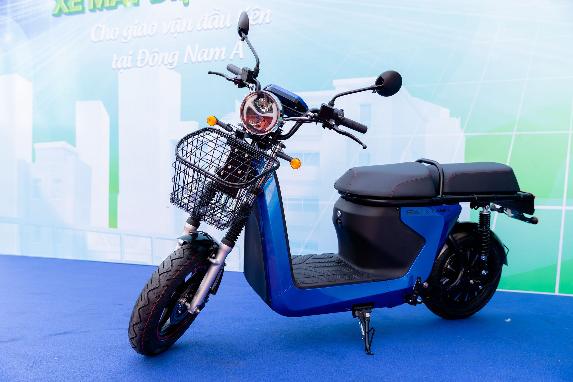 Startup xe điện ra mắt mẫu xe máy "bán tải" cho shipper: Lô đầu tiên bàn giao cho Lazada Logistics, người dùng không phải mua pin - Ảnh 1. Startup xe điện ra mắt mẫu xe máy "bán tải" cho shipper: Lô đầu tiên bàn giao cho Lazada Logistics, người dùng không phải mua pin - Ảnh 1.