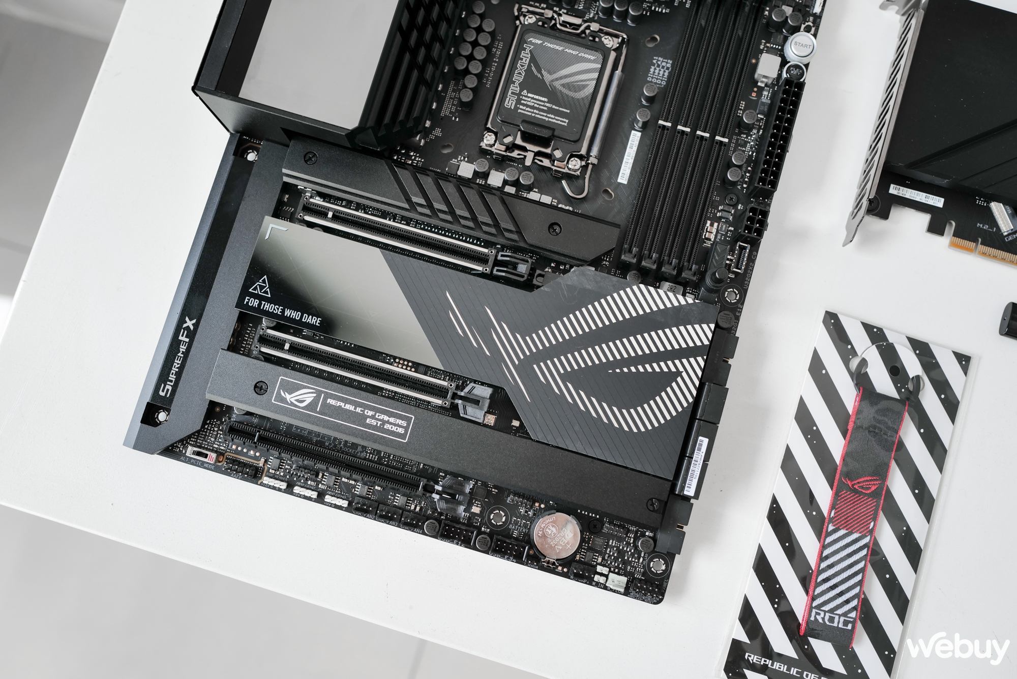 Mở hộp bo mạch chủ ASUS ROG Maximus Z790 Hero: Giá gần 20 triệu đồng, nhưng 'đắt có xắt ra miếng'? - Ảnh 6. Mở hộp bo mạch chủ ASUS ROG Maximus Z790 Hero: Giá gần 20 triệu đồng, nhưng 'đắt có xắt ra miếng'? - Ảnh 6.
