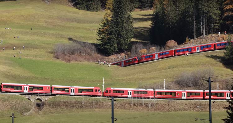 Đây là chuyến tàu trở khách dài nhất thế giới, với tổng chiều dài lên tới gần 2 km - Ảnh 2. Đây là chuyến tàu trở khách dài nhất thế giới, với tổng chiều dài lên tới gần 2 km - Ảnh 2.