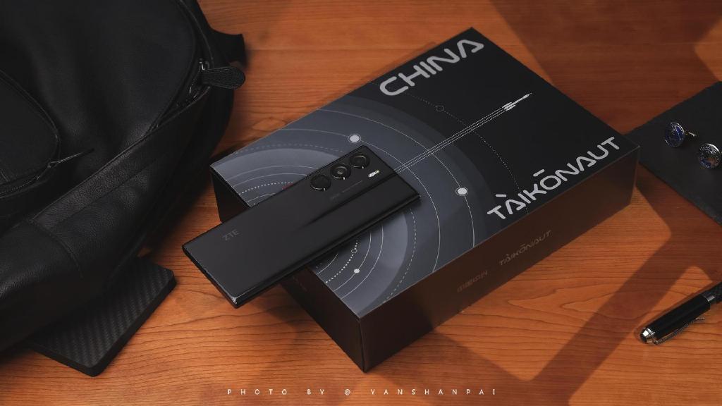 ZTE ra mắt Axon 40 Ultra phiên bản vũ trụ đặc biệt: Camera ẩn dưới màn hình, Snapdragon 8 Gen 1, RAM 18GB, giá từ 20,4 triệu đồng - Ảnh 1. ZTE ra mắt Axon 40 Ultra phiên bản vũ trụ đặc biệt: Camera ẩn dưới màn hình, Snapdragon 8 Gen 1, RAM 18GB, giá từ 20,4 triệu đồng - Ảnh 1.