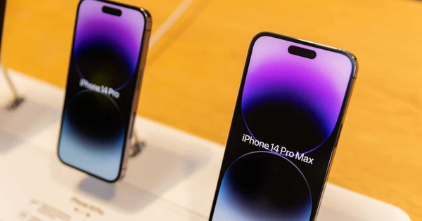 Người dân đặt hàng cả tháng không mua nổi iPhone giữa mùa cao điểm mua sắm, Apple bất lực nhìn tiền tỷ ‘rơi khỏi túi’ - Ảnh 1. Người dân đặt hàng cả tháng không mua nổi iPhone giữa mùa cao điểm mua sắm, Apple bất lực nhìn tiền tỷ ‘rơi khỏi túi’ - Ảnh 1.