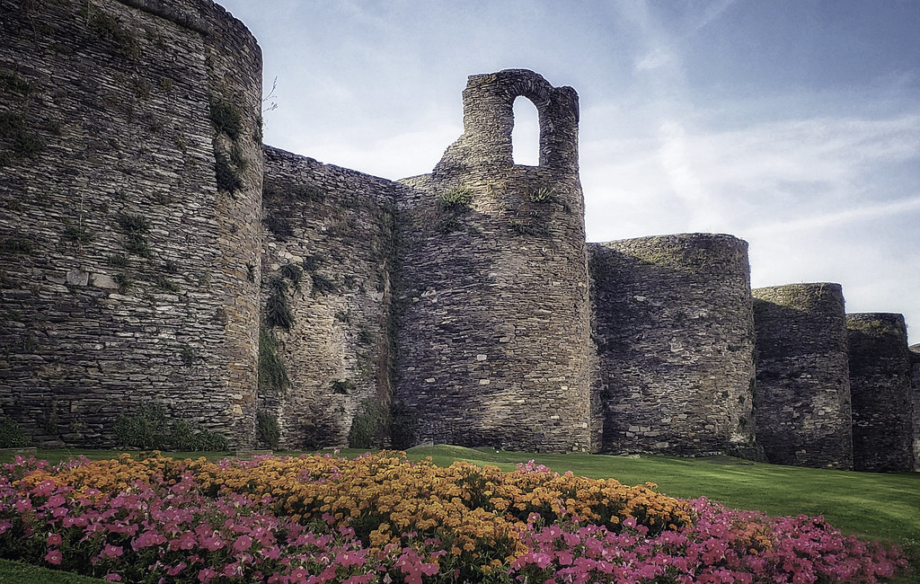 Đây là thành phố duy nhất trên thế giới được bao quanh bởi những bức tường La Mã hoàn toàn nguyên vẹn - Ảnh 3. Đây là thành phố duy nhất trên thế giới được bao quanh bởi những bức tường La Mã hoàn toàn nguyên vẹn - Ảnh 3.