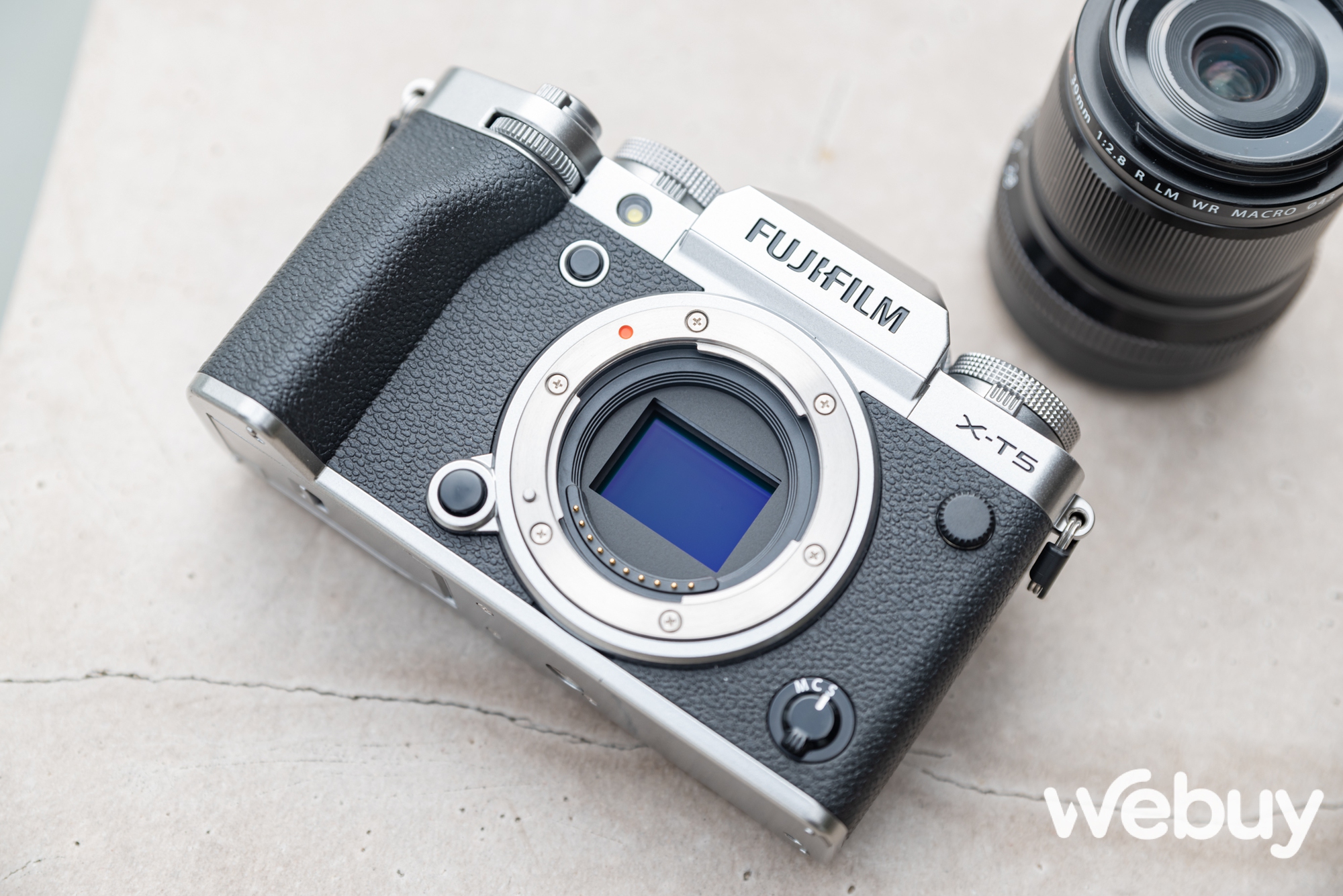 Cận cảnh Fujifilm X-T5 tại Việt Nam: Cảm biến 40MP có chống rung IBIS, quay video 6.2K, giá gần 43.5 triệu đồng - Ảnh 13. Cận cảnh Fujifilm X-T5 tại Việt Nam: Cảm biến 40MP có chống rung IBIS, quay video 6.2K, giá gần 43.5 triệu đồng - Ảnh 13.