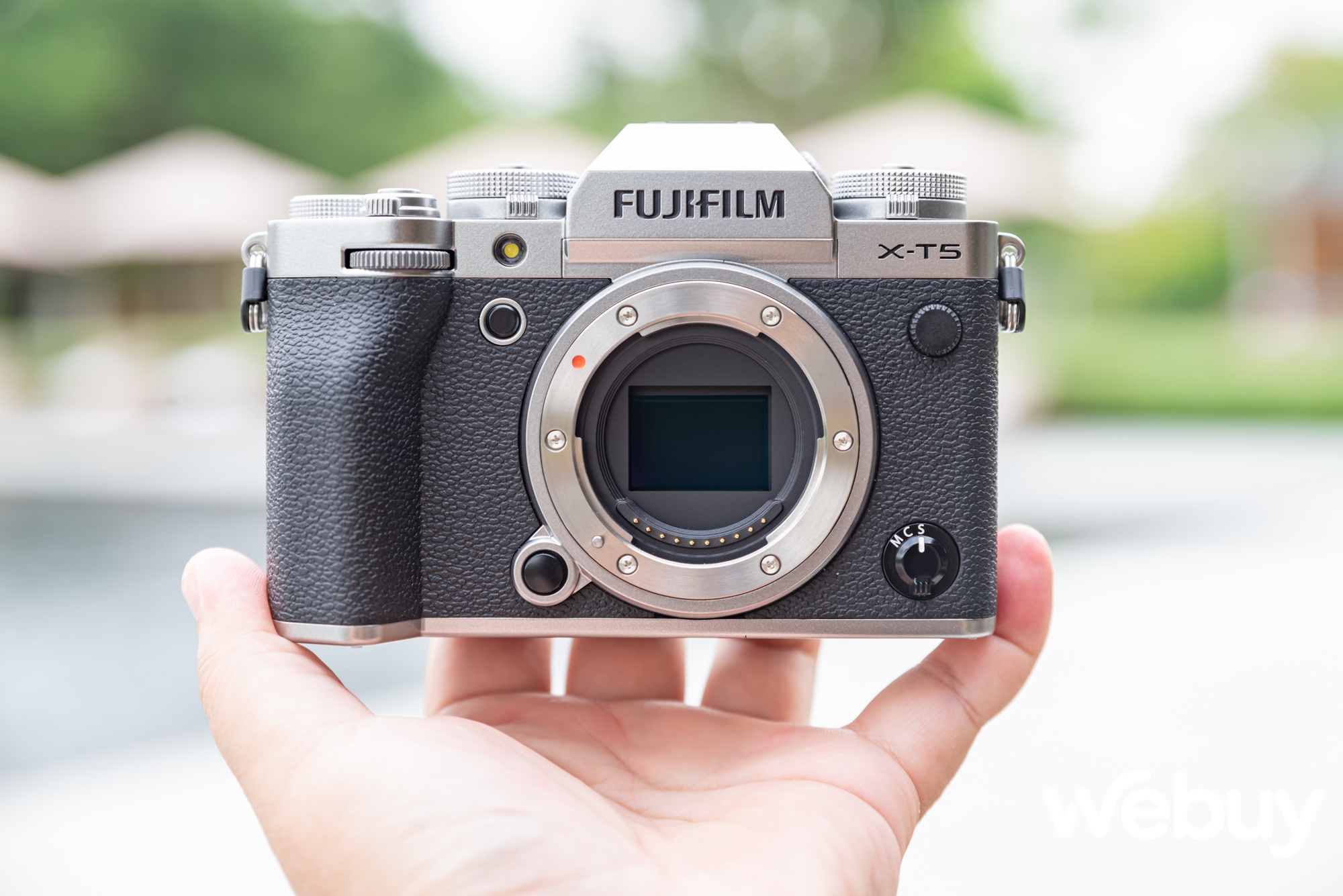 Cận cảnh Fujifilm X-T5 tại Việt Nam: Cảm biến 40MP có chống rung IBIS, quay video 6.2K, giá gần 43.5 triệu đồng - Ảnh 2. Cận cảnh Fujifilm X-T5 tại Việt Nam: Cảm biến 40MP có chống rung IBIS, quay video 6.2K, giá gần 43.5 triệu đồng - Ảnh 2.
