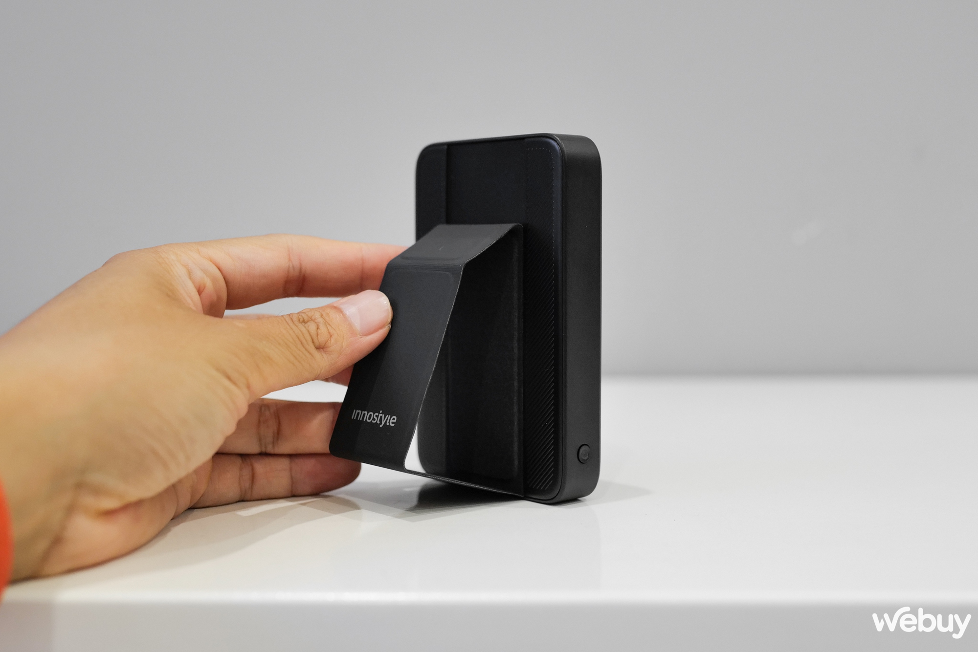 Đây là pin dự phòng MagSafe thế hệ mới cho iPhone: Tích hợp chân đế, dung lượng 10,000mAh, giá rẻ hơn "hàng" Apple - Ảnh 5. Đây là pin dự phòng MagSafe thế hệ mới cho iPhone: Tích hợp chân đế, dung lượng 10,000mAh, giá rẻ hơn "hàng" Apple - Ảnh 5.