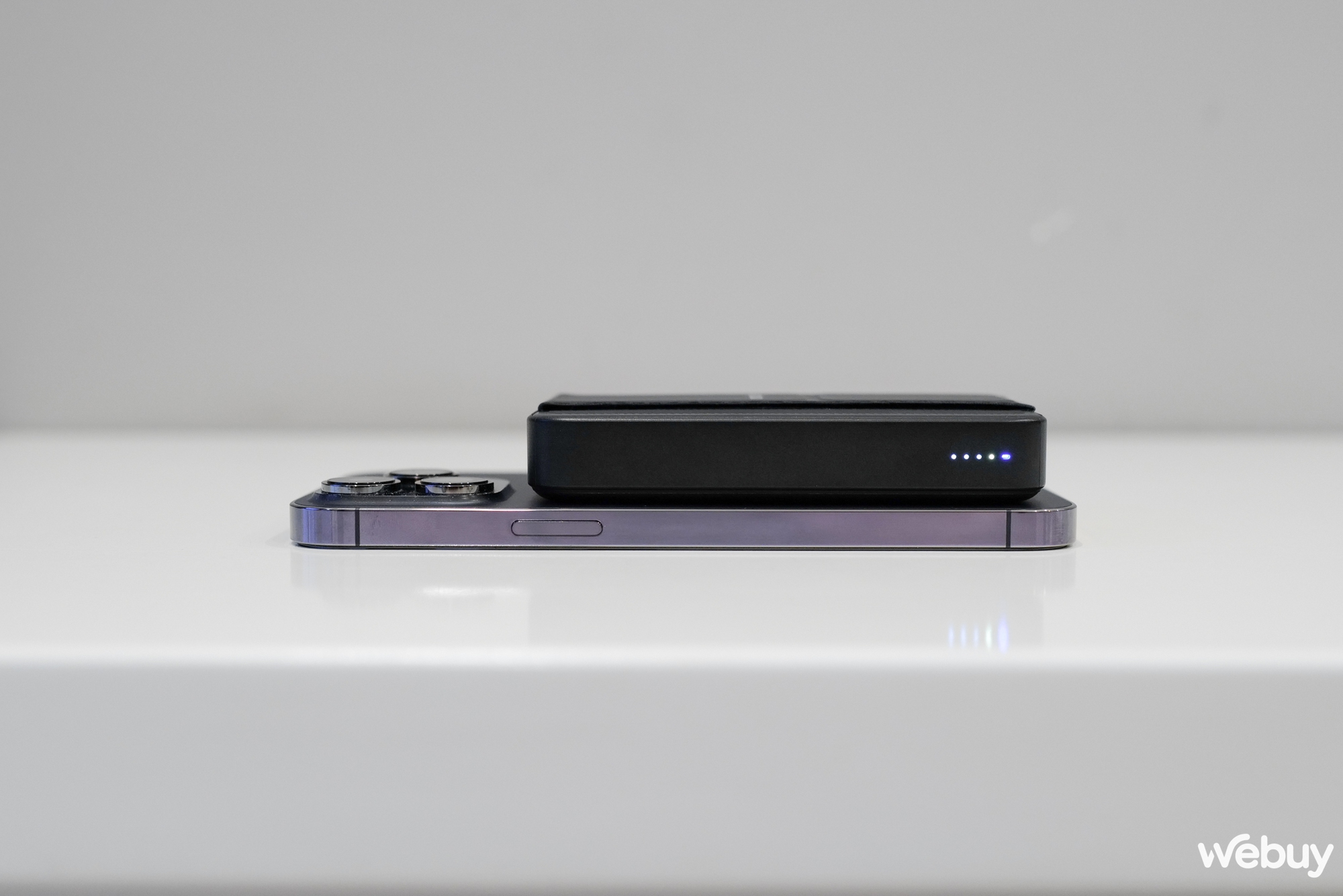 Đây là pin dự phòng MagSafe thế hệ mới cho iPhone: Tích hợp chân đế, dung lượng 10,000mAh, giá rẻ hơn "hàng" Apple - Ảnh 9. Đây là pin dự phòng MagSafe thế hệ mới cho iPhone: Tích hợp chân đế, dung lượng 10,000mAh, giá rẻ hơn "hàng" Apple - Ảnh 9.