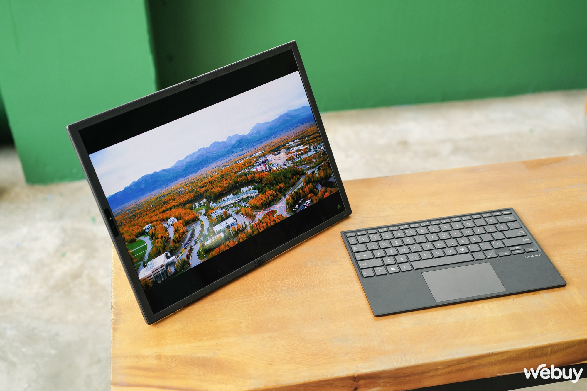 ASUS ra mắt Zenbook 17 Fold, laptop màn hình OLED gập nhỏ gọn nhất thế giới - Ảnh 5. ASUS ra mắt Zenbook 17 Fold, laptop màn hình OLED gập nhỏ gọn nhất thế giới - Ảnh 5.