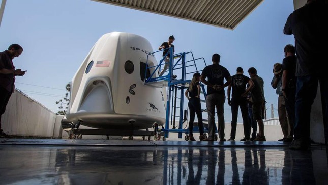 Tỷ phú Nhật Bản chi số tiền khủng thế nào để trở thành du khách đầu tiên lên Mặt trăng? - Ảnh 3. Tỷ phú Nhật Bản chi số tiền khủng thế nào để trở thành du khách đầu tiên lên Mặt trăng? - Ảnh 3.