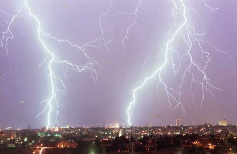 Tại sao sét ít đánh trên biển hơn trên đất liền - Ảnh 2. Tại sao sét ít đánh trên biển hơn trên đất liền - Ảnh 2.