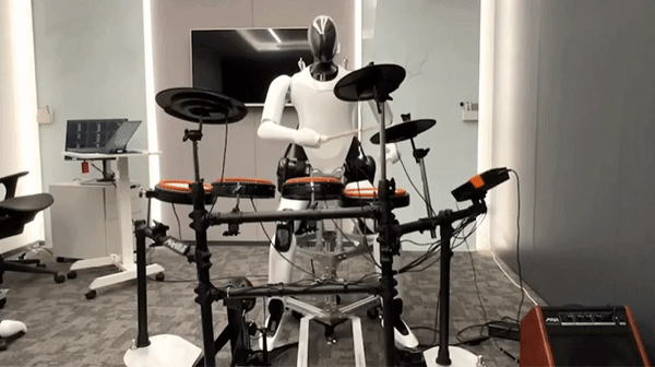 Người máy của Xiaomi thể hiện kỹ năng đánh trống - Ảnh 1. Người máy của Xiaomi thể hiện kỹ năng đánh trống - Ảnh 1.