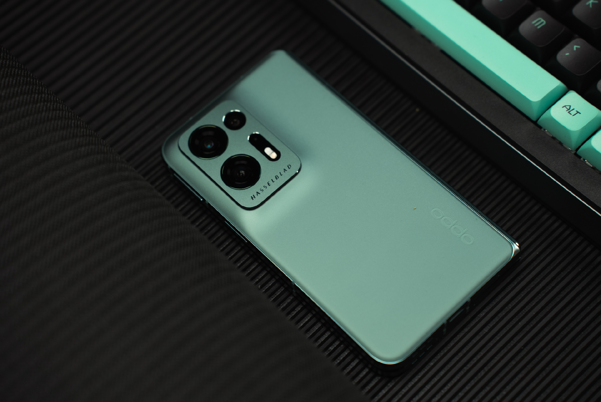 OPPO Find N2 ra mắt: Mỏng nhẹ hơn, Snapdragon 8+ Gen 1, nâng cấp camera, giá từ 26,9 triệu đồng - Ảnh 1. OPPO Find N2 ra mắt: Mỏng nhẹ hơn, Snapdragon 8+ Gen 1, nâng cấp camera, giá từ 26,9 triệu đồng - Ảnh 1.