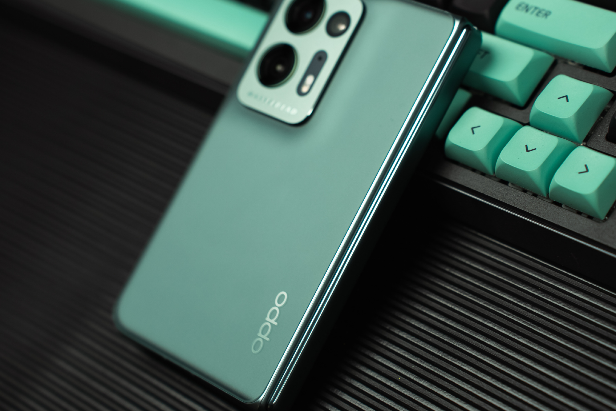 OPPO Find N2 ra mắt: Mỏng nhẹ hơn, Snapdragon 8+ Gen 1, nâng cấp camera, giá từ 26,9 triệu đồng - Ảnh 5. OPPO Find N2 ra mắt: Mỏng nhẹ hơn, Snapdragon 8+ Gen 1, nâng cấp camera, giá từ 26,9 triệu đồng - Ảnh 5.