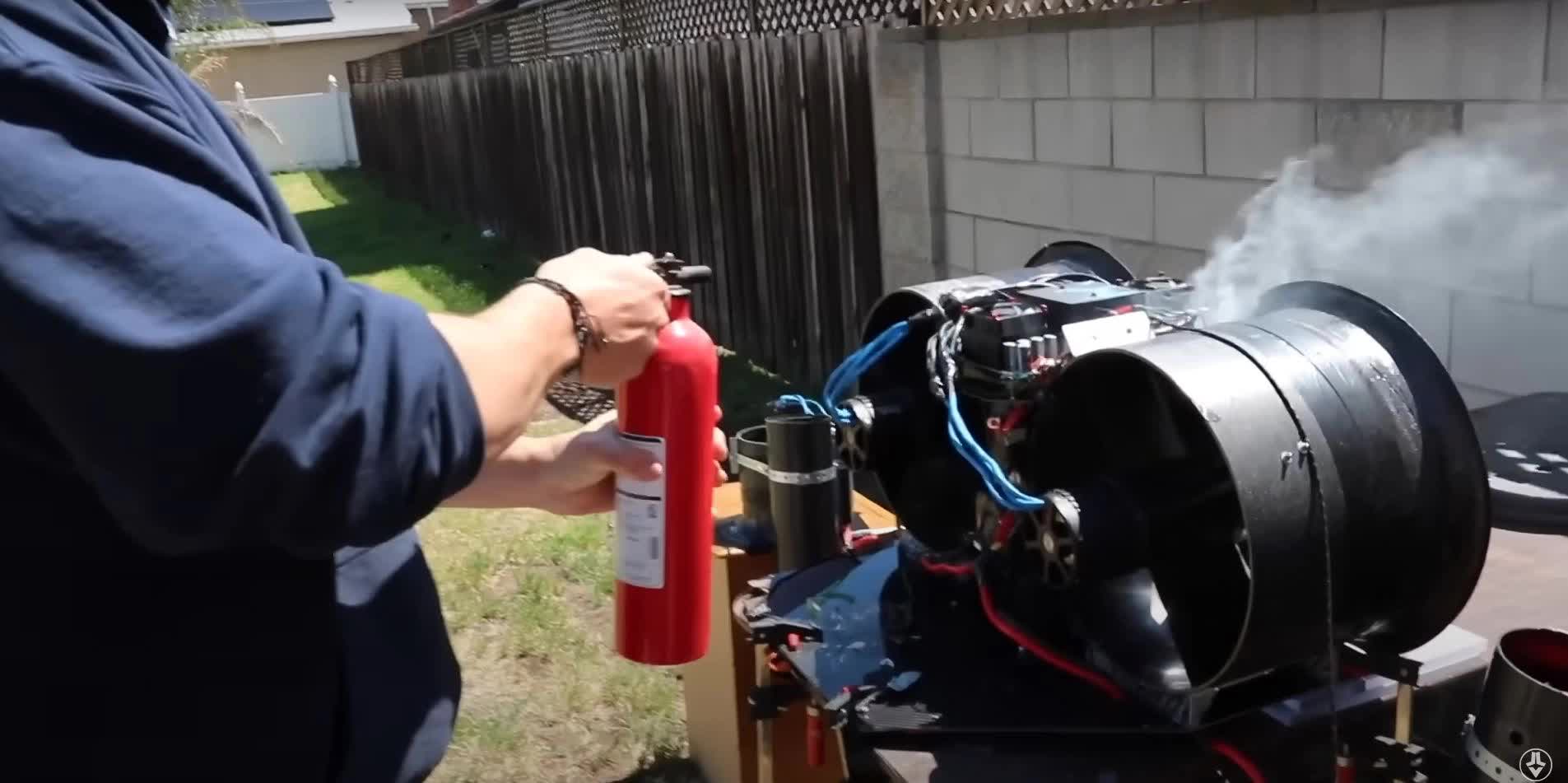 Bộ giáp Iron Man đời thực với khả năng tự động bay về phía người mặc giống hệt phim Marvel - Ảnh 4. Bộ giáp Iron Man đời thực với khả năng tự động bay về phía người mặc giống hệt phim Marvel - Ảnh 4.