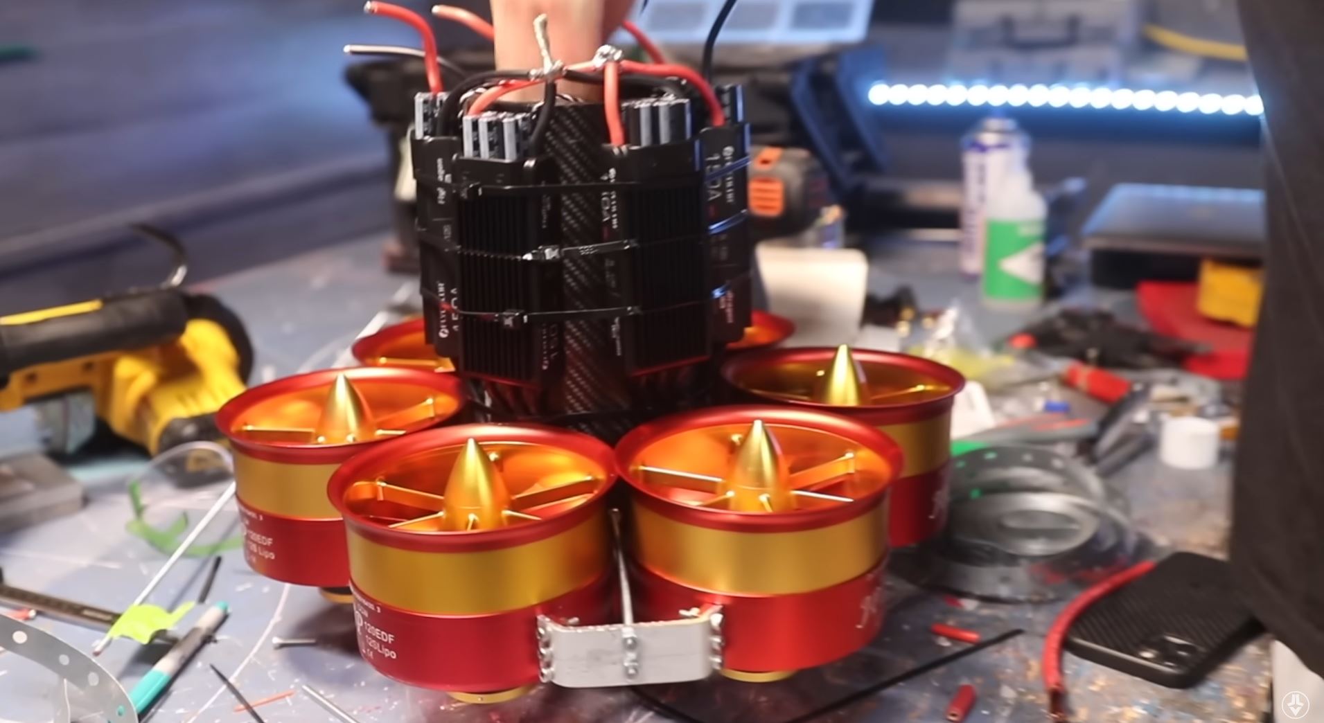 Bộ giáp Iron Man đời thực với khả năng tự động bay về phía người mặc giống hệt phim Marvel - Ảnh 5. Bộ giáp Iron Man đời thực với khả năng tự động bay về phía người mặc giống hệt phim Marvel - Ảnh 5.