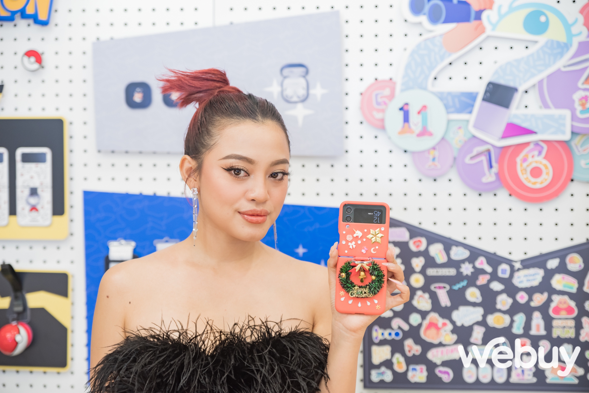 Chơi hàng độc mùa Noel năm nay với các bộ phụ kiện, sticker độc đáo của Galaxy Z Flip4 tại cửa hàng trải nghiệm Samsung - Ảnh 1. Chơi hàng độc mùa Noel năm nay với các bộ phụ kiện, sticker độc đáo của Galaxy Z Flip4 tại cửa hàng trải nghiệm Samsung - Ảnh 1.