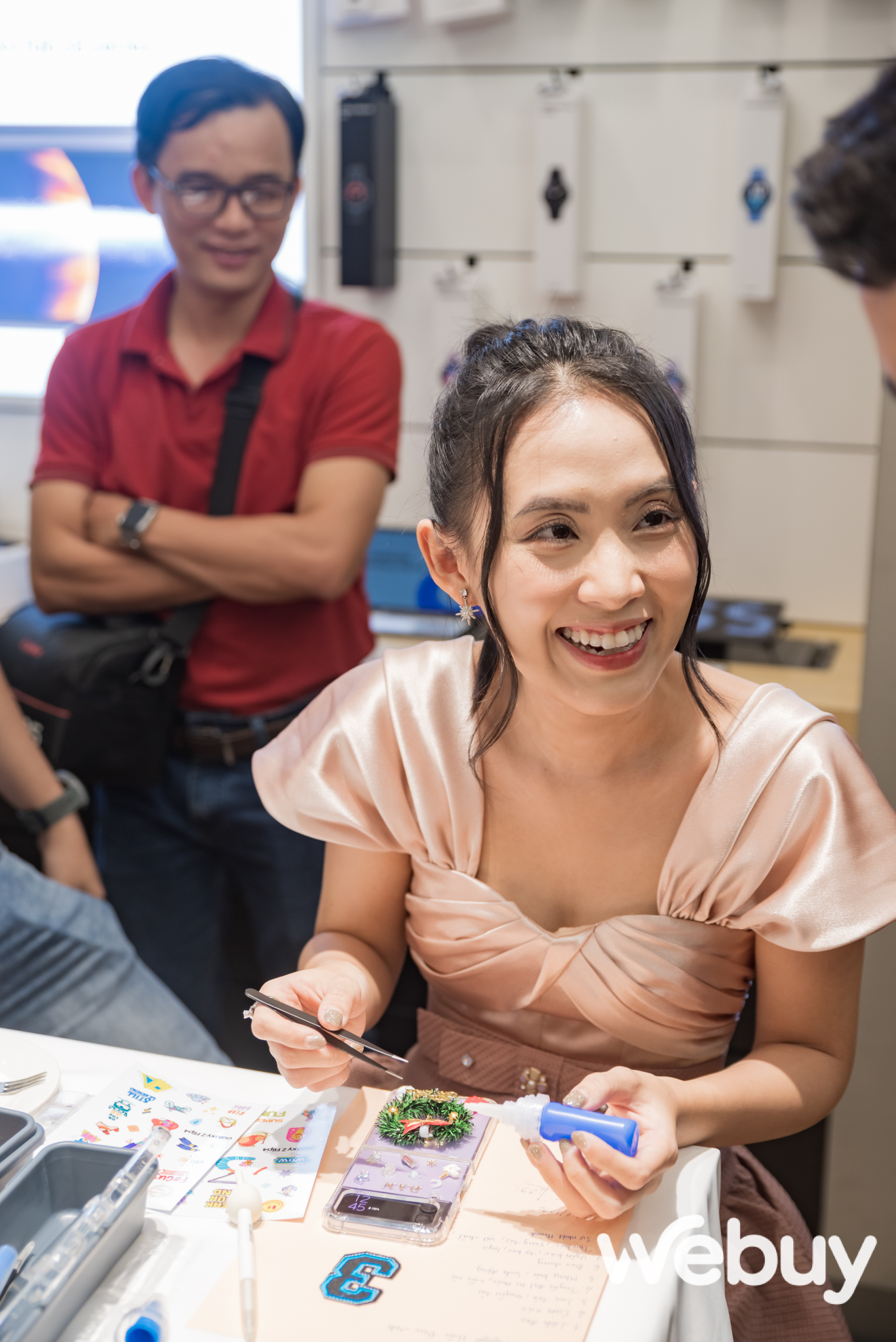 Chơi hàng độc mùa Noel năm nay với các bộ phụ kiện, sticker độc đáo của Galaxy Z Flip4 tại cửa hàng trải nghiệm Samsung - Ảnh 9. Chơi hàng độc mùa Noel năm nay với các bộ phụ kiện, sticker độc đáo của Galaxy Z Flip4 tại cửa hàng trải nghiệm Samsung - Ảnh 9.