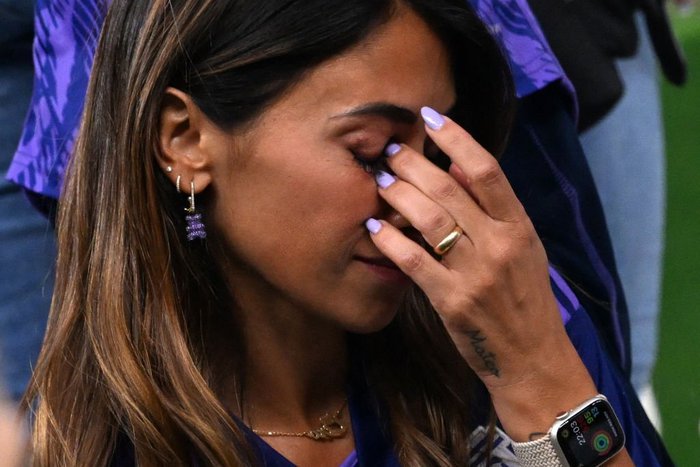 Khoảnh khắc tình nhất World Cup 2022: Messi hạnh phúc ôm vợ và cúp vàng thế giới vào lòng - Ảnh 4. Khoảnh khắc tình nhất World Cup 2022: Messi hạnh phúc ôm vợ và cúp vàng thế giới vào lòng - Ảnh 4.