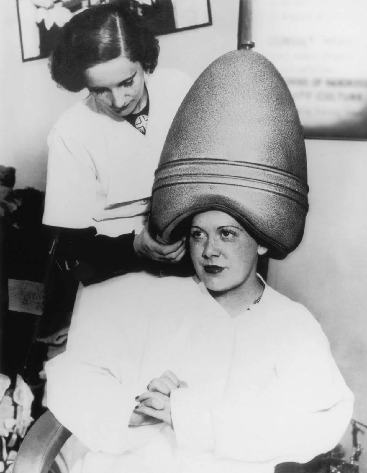 100 năm trước, những chiếc máy sấy tóc có vẻ ngoài như thế nào? - Ảnh 7. 100 năm trước, những chiếc máy sấy tóc có vẻ ngoài như thế nào? - Ảnh 7.