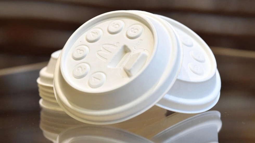 Pháp cấm dùng đồ đựng một lần, người dùng chật vật làm quen với bát sứ và cốc thủy tinh - Ảnh 1. Pháp cấm dùng đồ đựng một lần, người dùng chật vật làm quen với bát sứ và cốc thủy tinh - Ảnh 1.