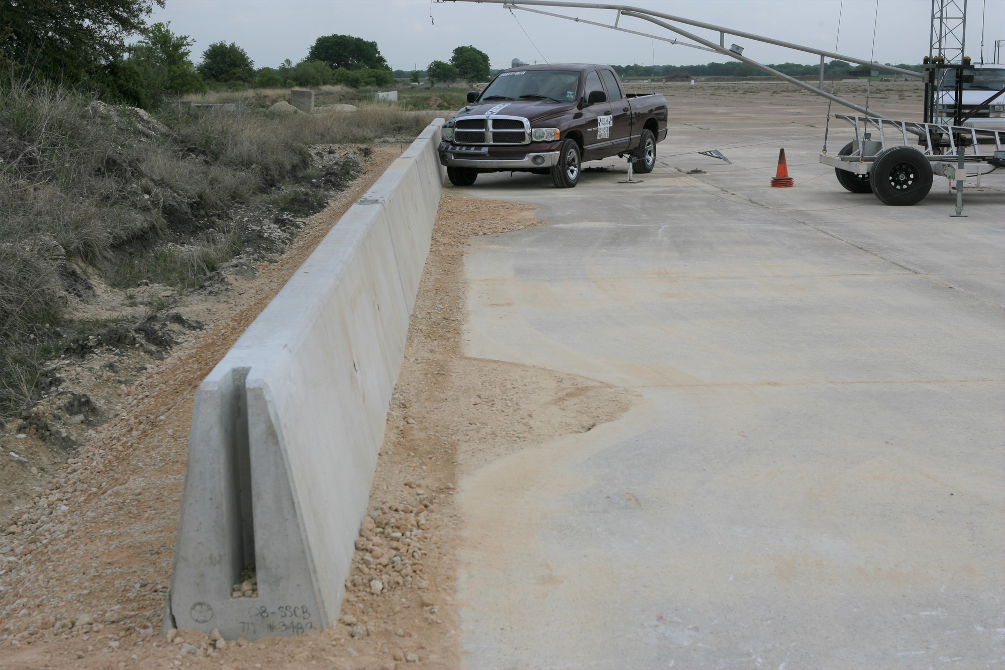 Trông thô kệch và đơn giản nhưng dải phân cách bê tông lại chứa đựng cơ chế hỗ trợ an toàn đầy tinh vi - Ảnh 4. Trông thô kệch và đơn giản nhưng dải phân cách bê tông lại chứa đựng cơ chế hỗ trợ an toàn đầy tinh vi - Ảnh 4.