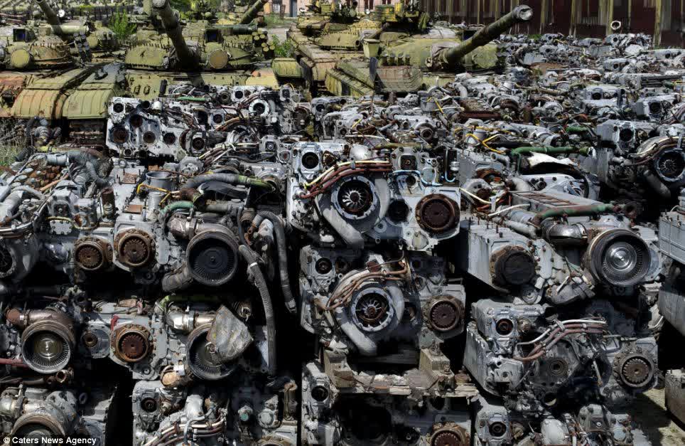 3 nghĩa địa xe tăng lớn nhất thế giới: Nơi yên nghỉ của hàng trăm, hàng nghìn ‘con quái vật bằng sắt’, từ chiến binh hóa thành đống sắt vụn - Ảnh 4. 3 nghĩa địa xe tăng lớn nhất thế giới: Nơi yên nghỉ của hàng trăm, hàng nghìn ‘con quái vật bằng sắt’, từ chiến binh hóa thành đống sắt vụn - Ảnh 4.