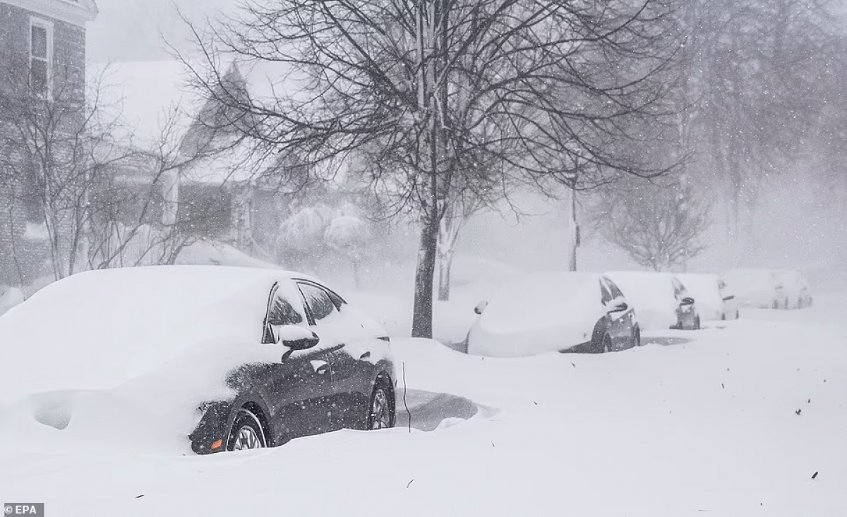 Hình ảnh bão tuyết kinh hoàng ở Mỹ làm hàng chục người thiệt mạng - Ảnh 4. Hình ảnh bão tuyết kinh hoàng ở Mỹ làm hàng chục người thiệt mạng - Ảnh 4.