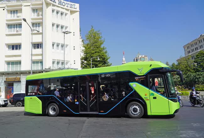 VinFast rục rịch làm bus lớn chưa từng có: 3 cửa đôi, bớt 'điệu' hơn mẫu hiện tại - Ảnh 2. VinFast rục rịch làm bus lớn chưa từng có: 3 cửa đôi, bớt 'điệu' hơn mẫu hiện tại - Ảnh 2.