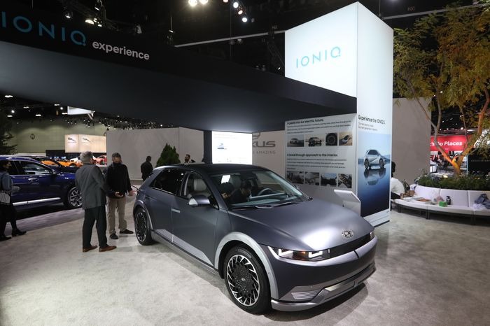 Người mua xe điện mới không bị phụ thuộc vào thương hiệu, cơ hội cho Vinfast trên sân chơi của những gã khổng lồ - Ảnh 4. Người mua xe điện mới không bị phụ thuộc vào thương hiệu, cơ hội cho Vinfast trên sân chơi của những gã khổng lồ - Ảnh 4.